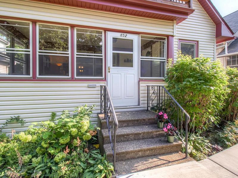 852 Wheelock Pw E, Saint Paul, MN 55106