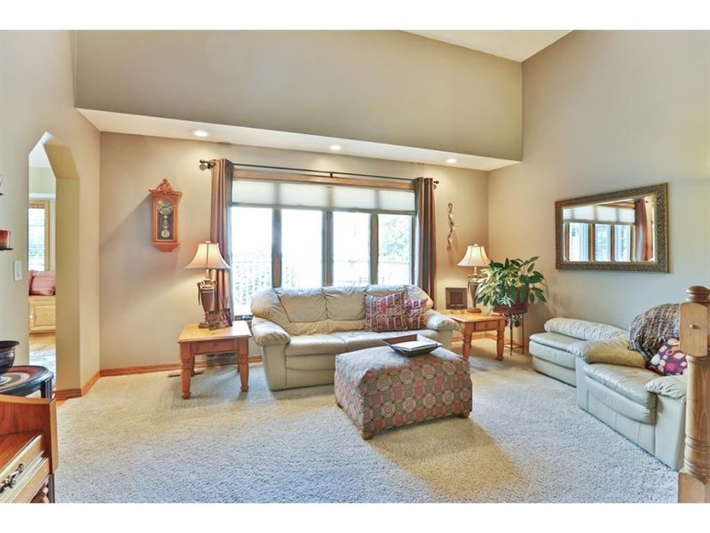 413 Hardwood Ln E, Mahtomedi, MN 55115