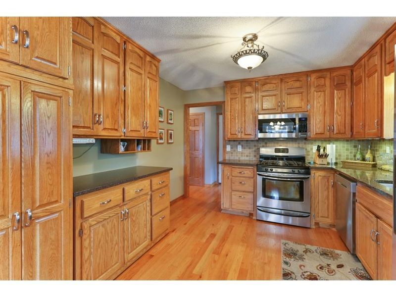 413 Hardwood Ln E, Mahtomedi, MN 55115