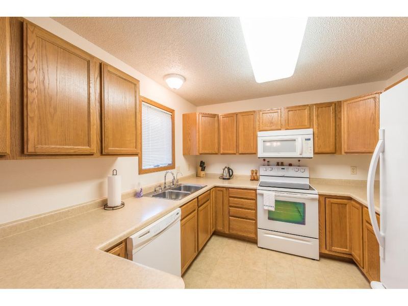 471 Lake Dr, Winsted, MN 55395