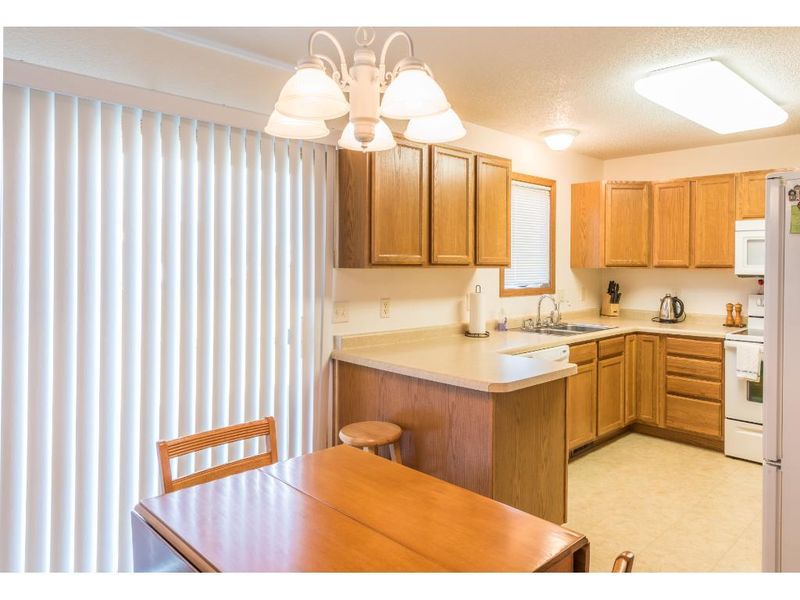 471 Lake Dr, Winsted, MN 55395