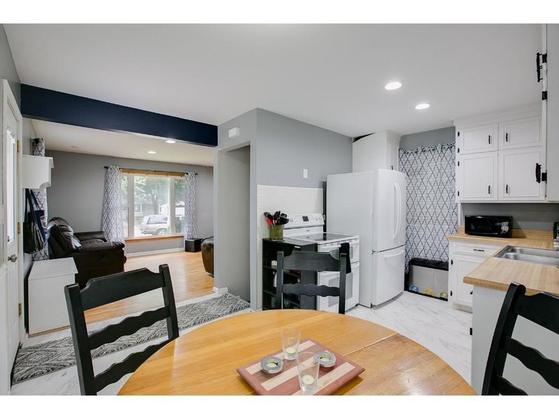 2143 Hawthorne Ave E, Saint Paul, MN 55119