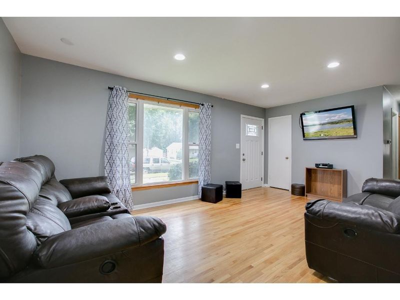 2143 Hawthorne Ave E, Saint Paul, MN 55119