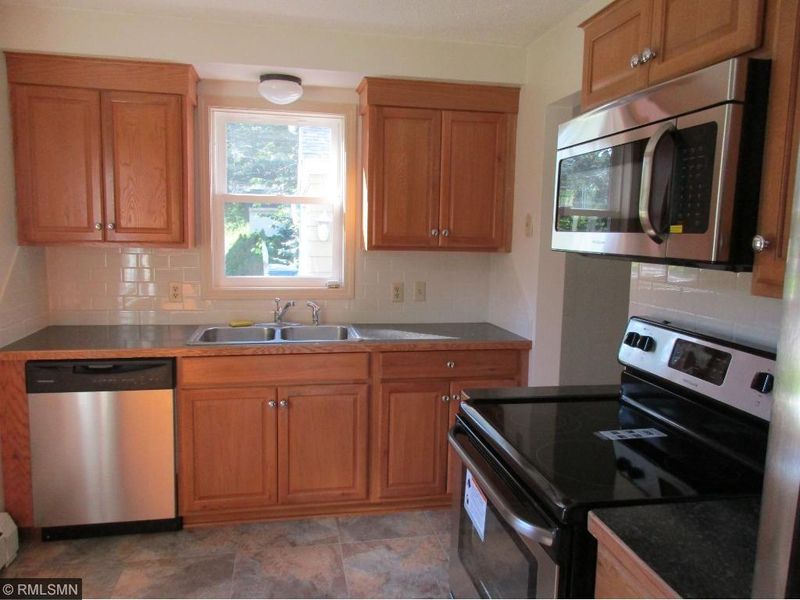 813 Oakwood Dr, Anoka, MN 55303
