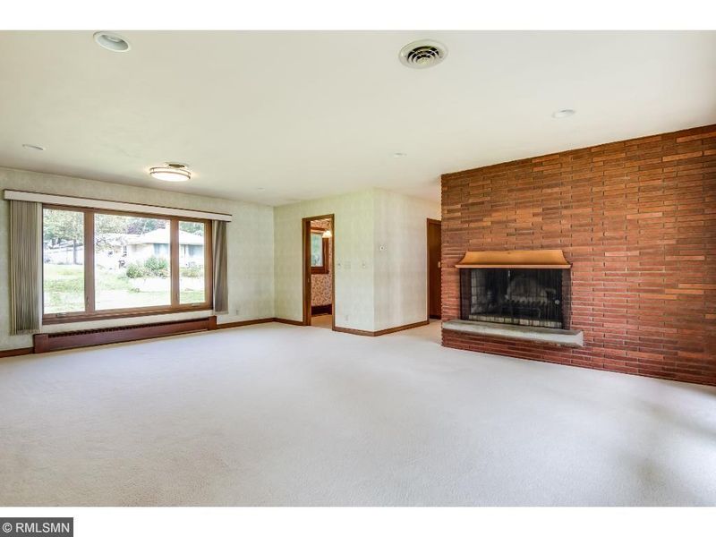 1818 E Shore Dr, Maplewood, MN 55109