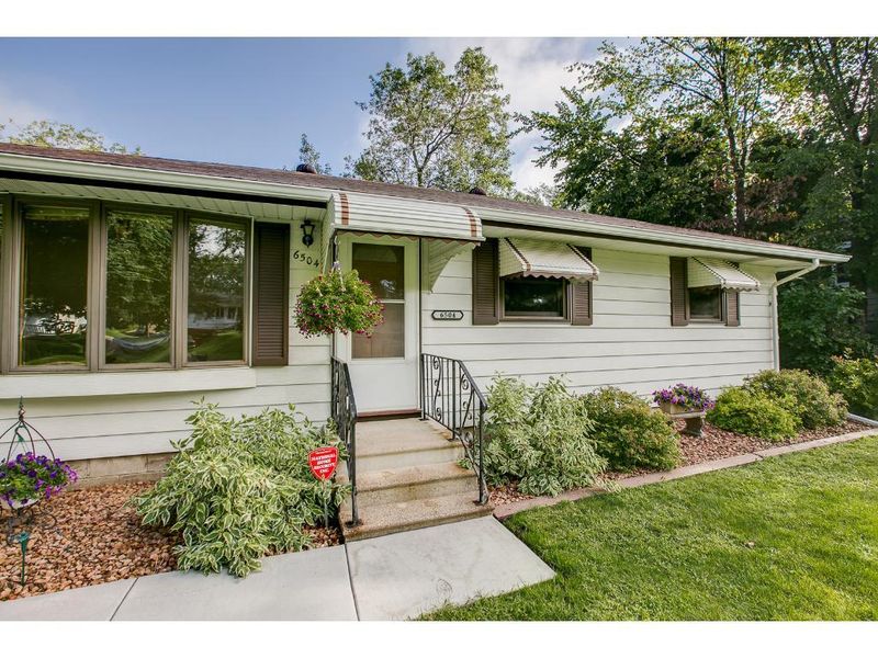 6504 4th St N, Oakdale, MN 55128