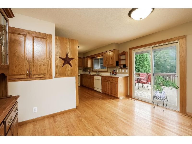 1056 Ramsdell Dr, Apple Valley, MN 55124