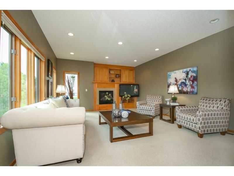 945 Parkview Ln, Victoria, MN 55386