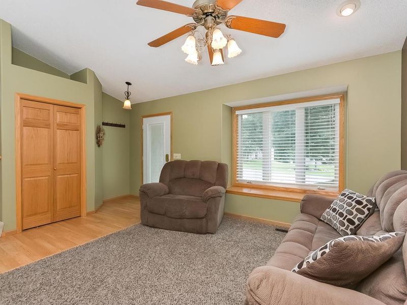 2661 Oak Ridge Dr, Monticello, MN 55362