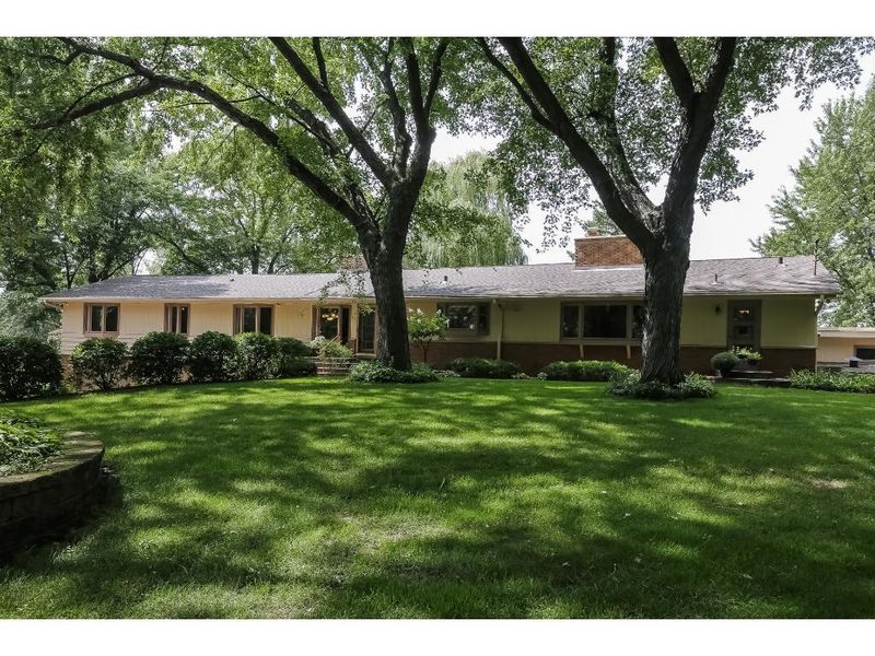 21 E Gilfillan Rd, North Oaks, MN 55127