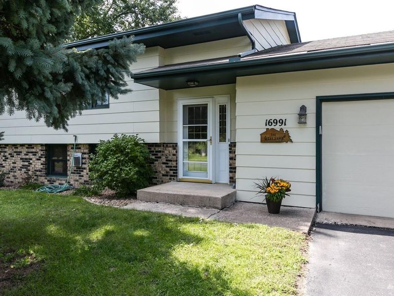 16991 West Side Dr, Prior Lake, MN 55372