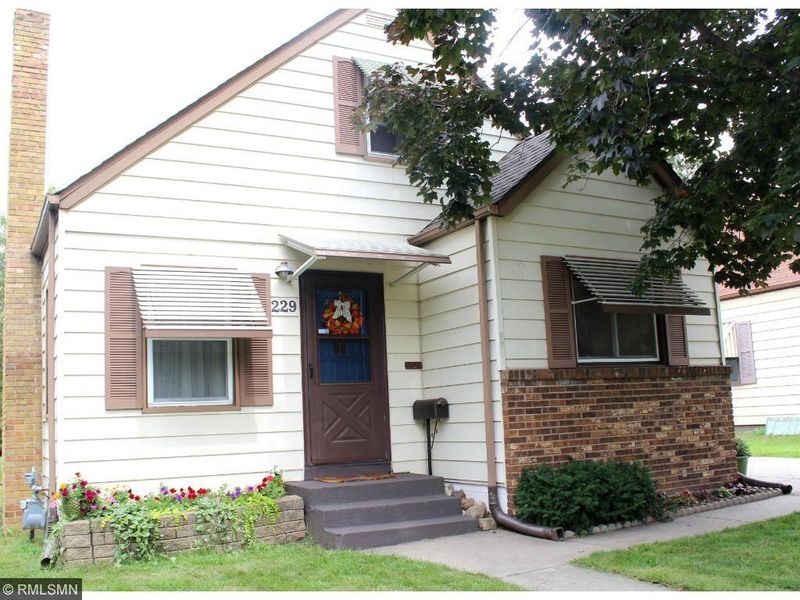 229 Roeller Ave E, West Saint Paul, MN 55118