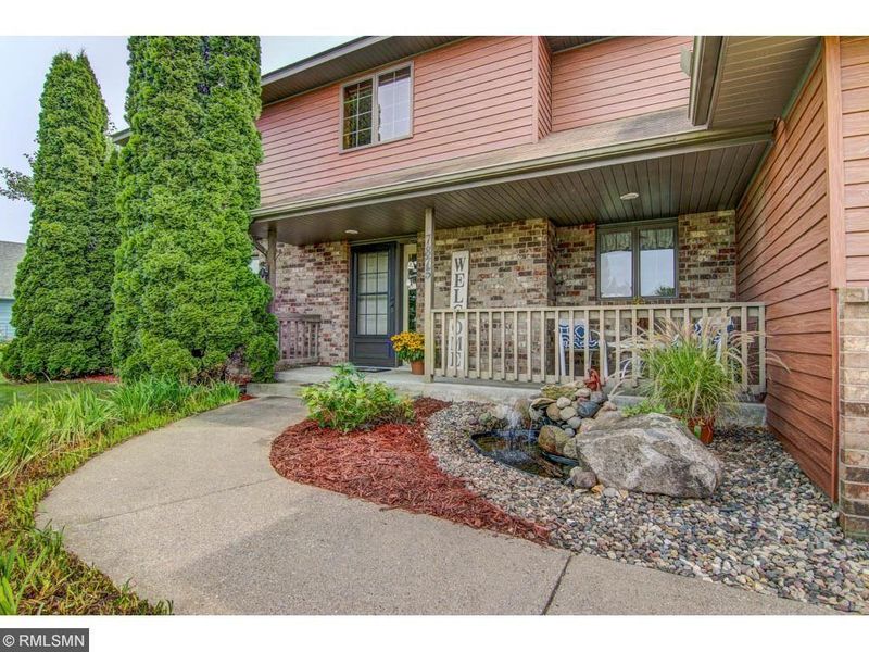 7875 Upper 17th St N, Oakdale, MN 55128