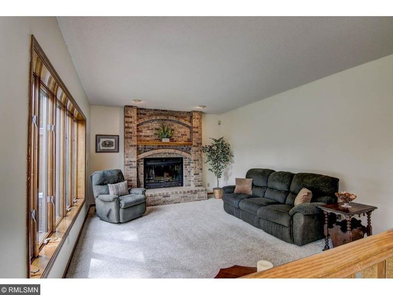 7875 Upper 17th St N, Oakdale, MN 55128