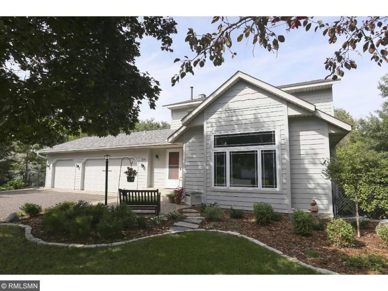 875 Lakewood Dr S, Maplewood, MN 55119