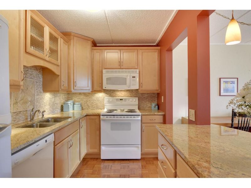 10401 Cedar Lake Rd #516, Minnetonka, MN 55305
