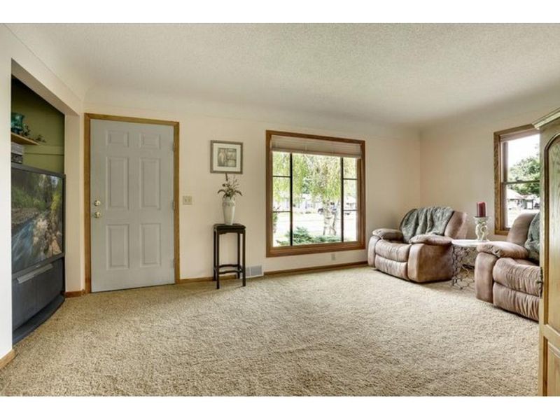 6513 Brentwood Ave N, Crystal, MN 55428
