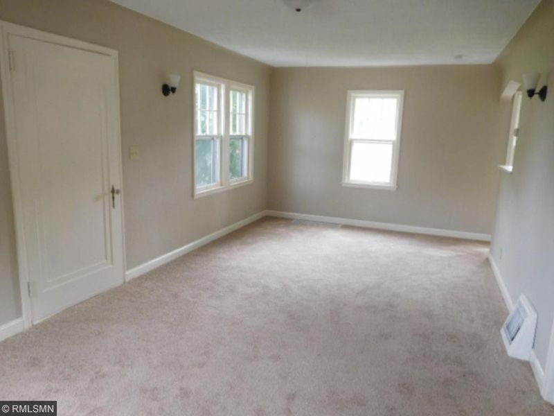 2552 Stillwater Rd E, Maplewood, MN 55119