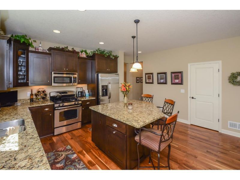 10722 Kingsfield Ln, Woodbury, MN 55129