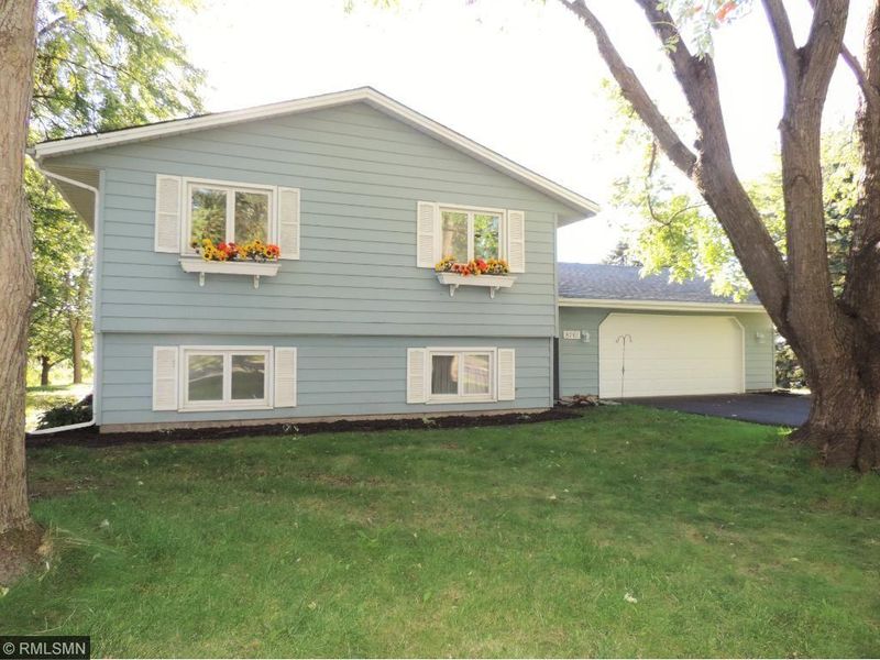 8261 Yellowstone Ln N, Maple Grove, MN 55311