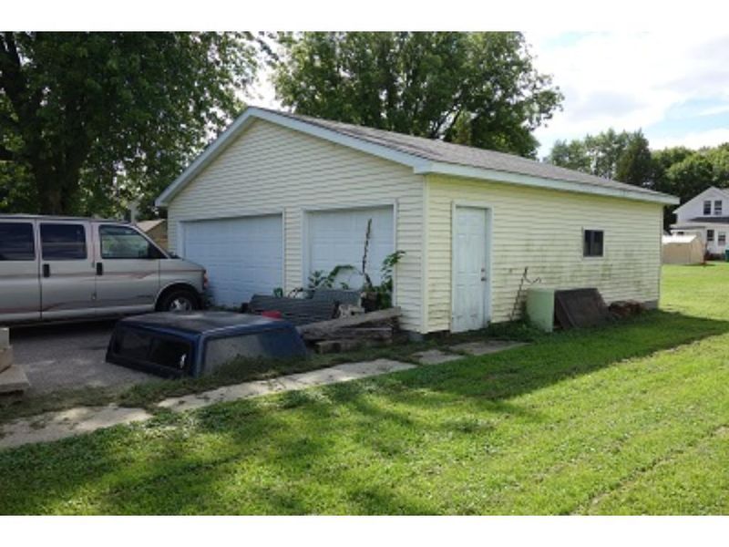 125 4th St N, Waterville, MN 56096