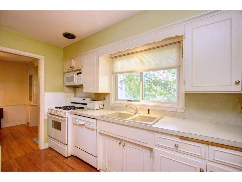 233 Althea Ln, Hopkins, MN 55343