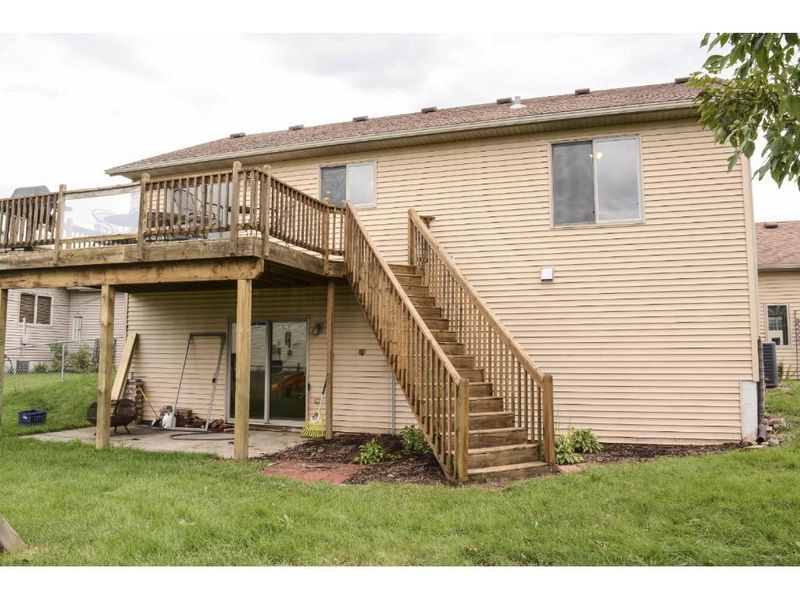 906 Rodeo Dr SE, Pine Island, MN 55963