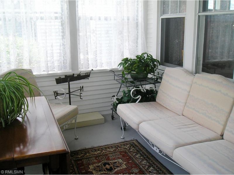 1128 Hawthorne Ave E, Saint Paul, MN 55106