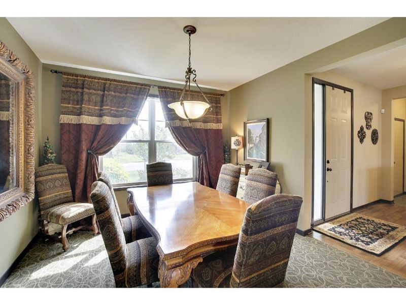 10758 Lyndale Bluffs Trl, Bloomington, MN 55420