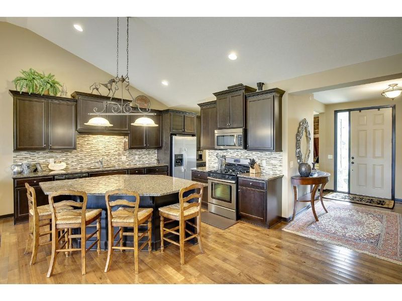 10758 Lyndale Bluffs Trl, Bloomington, MN 55420