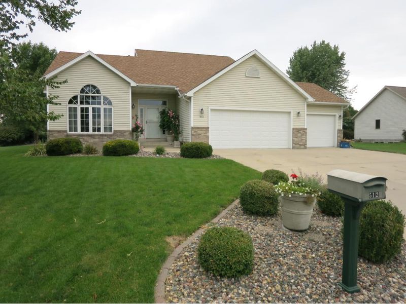 512 Greenhaven Ln NE, Owatonna, MN 55060