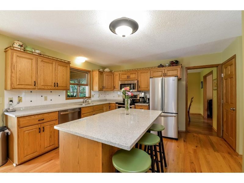 512 Oak Creek Dr S, Vadnais Heights, MN 55127