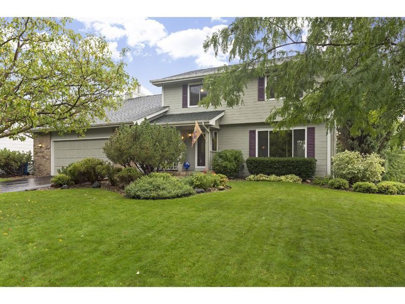 909 Lavon Ln, Burnsville, MN 55306