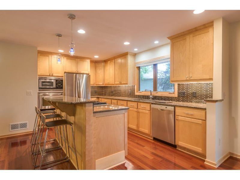 500 Del Rio Dr, Chanhassen, MN 55317