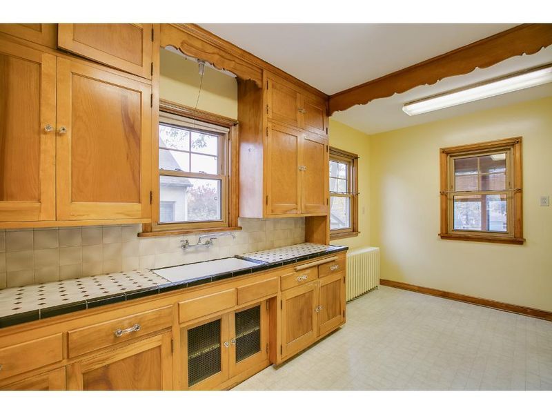 766 Montana Ave E, Saint Paul, MN 55106