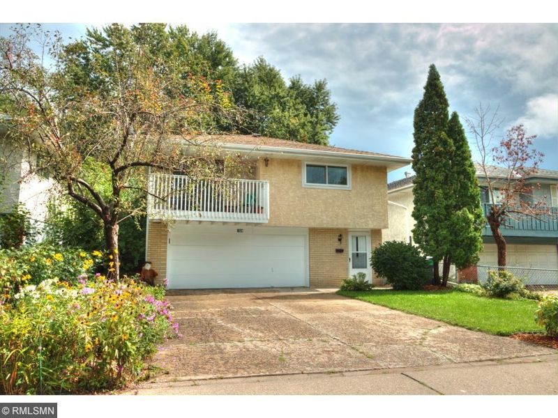 1528 Mcafee St, Saint Paul, MN 55106