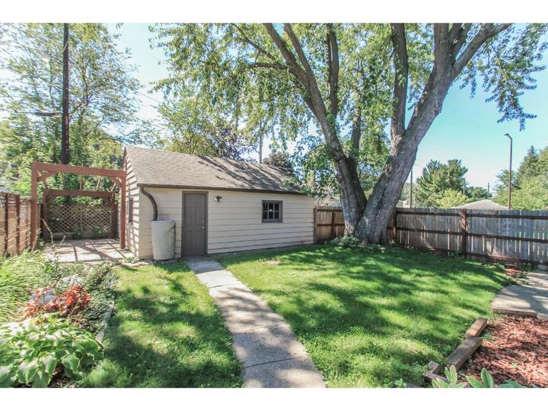 1720 Beech St, Saint Paul, MN 55106