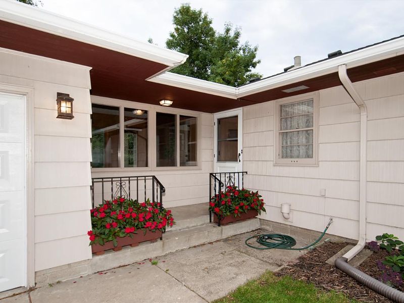1794 Tatum St, Falcon Heights, MN 55113