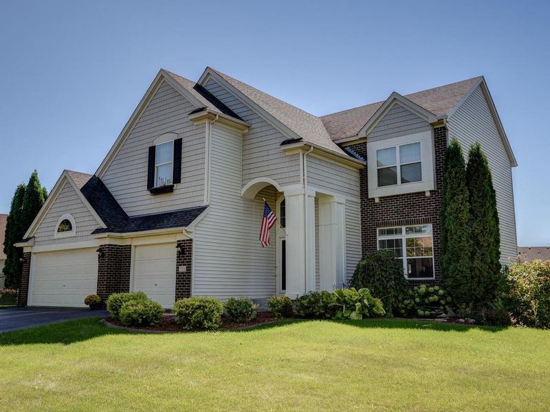 725 Oak Dr, Victoria, MN 55386