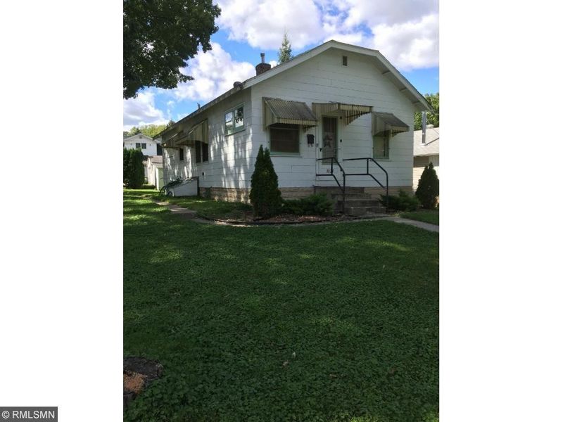 1827 Pleasant St, Roseville, MN 55113