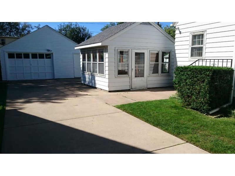 1065 N Barrett St, Saint Paul, MN 55103