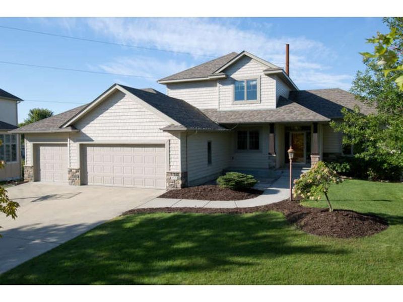 650 Cascade Dr, Chaska, MN 55318