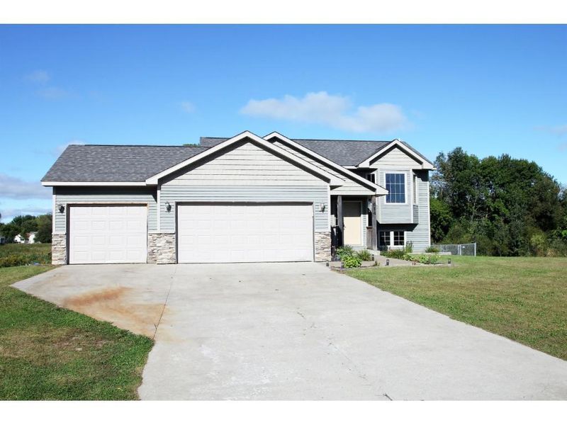 614 Horseshoe Ln, Braham, MN 55006