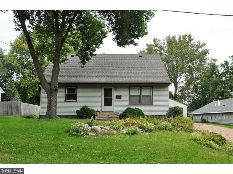 623 E 6th St, Chaska, MN 55318