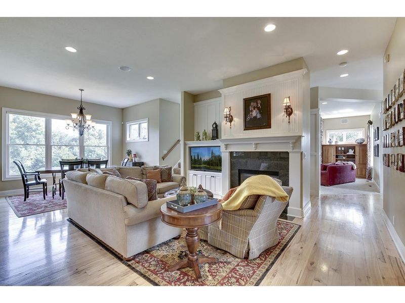 1731 Deephaven Dr, Woodbury, MN 55129