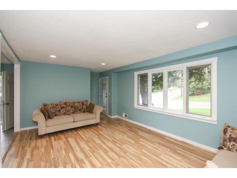2153 Sloan St, Maplewood, MN 55117