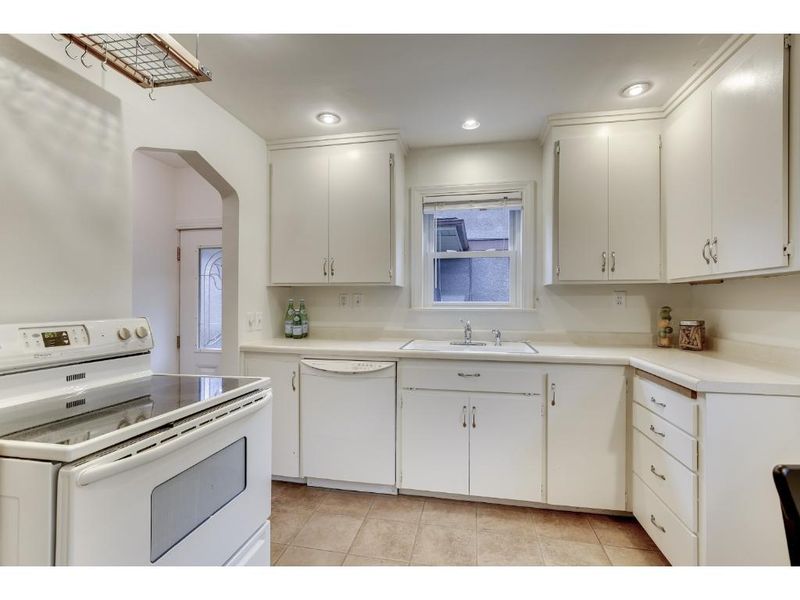 1765 Eustis St, Lauderdale, MN 55113