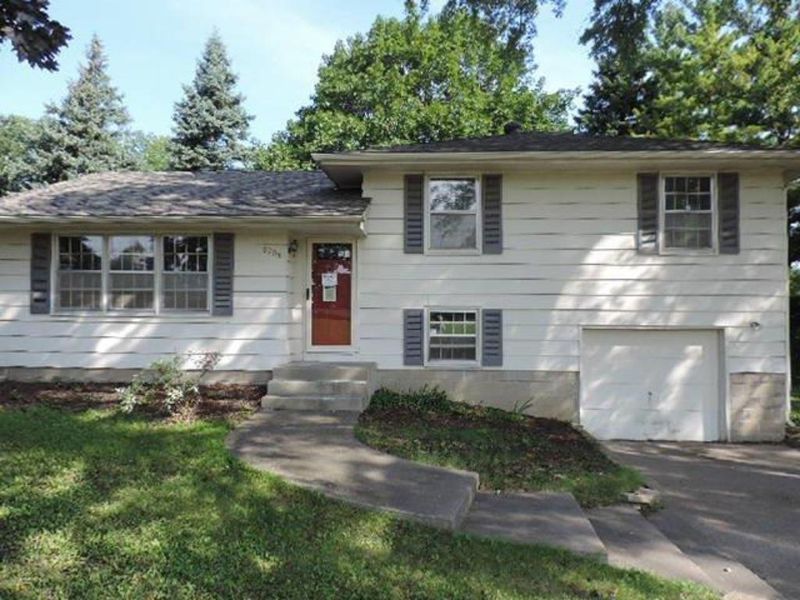 8708 36th Ave N, Crystal, MN 55427