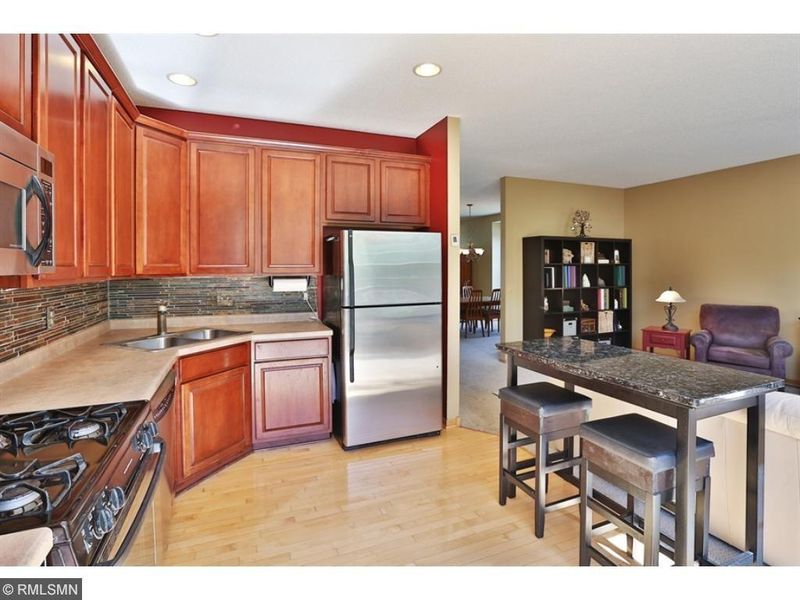 754 Regency Ln E, Hopkins, MN 55343