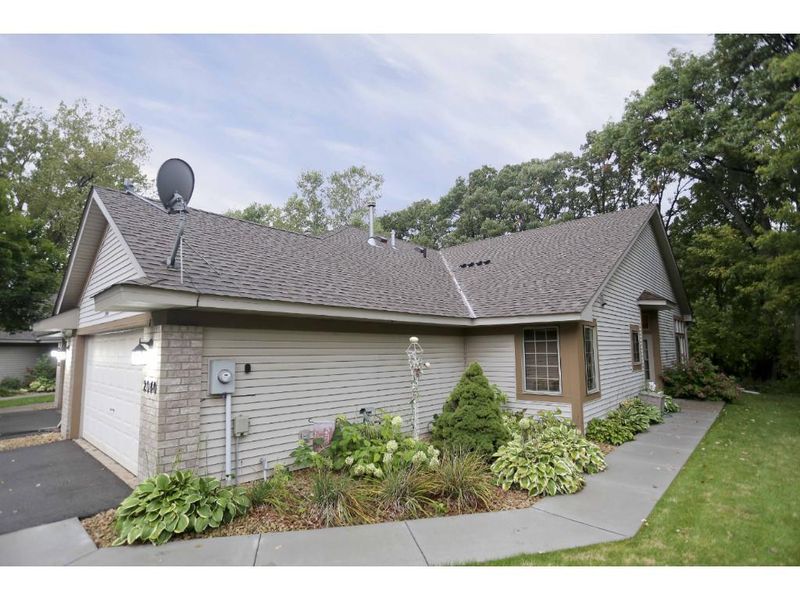 2040 Holloway Ave E, Maplewood, MN 55109